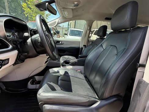 Used 2021 Chrysler Pacifica Touring-L w/ Premium & Safety Sphere Group FWD image 15