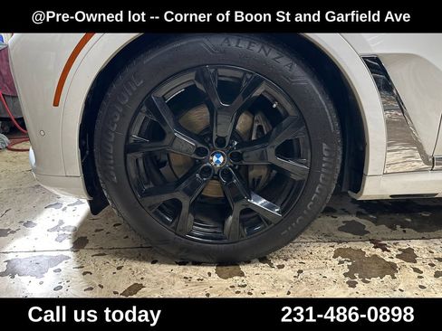 Used 2021 BMW X7 xDrive40i w/ Premium Package AWD/4WD image 11