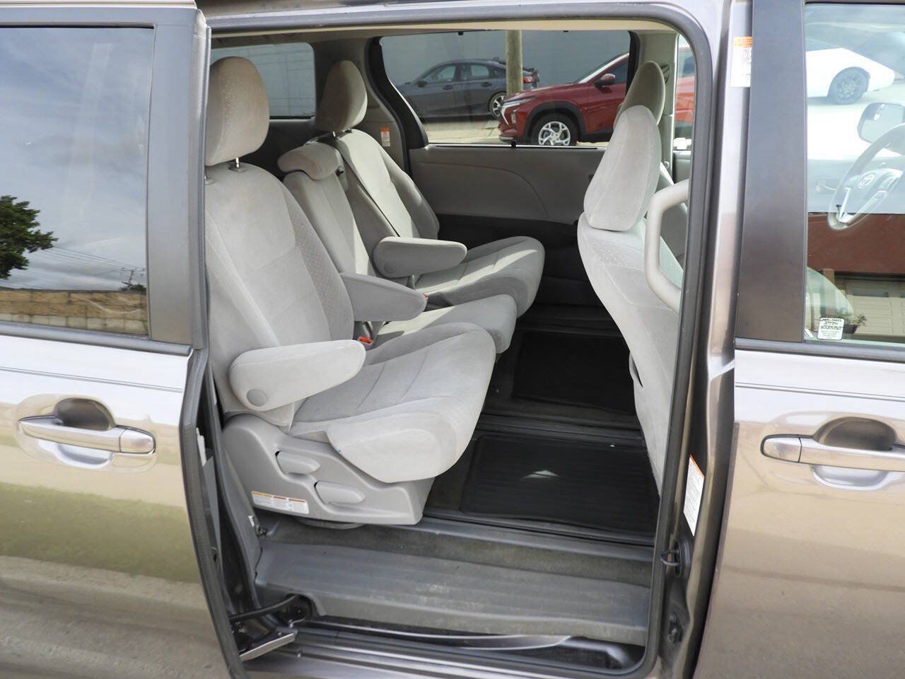 Used 2017 Toyota Sienna LE FWD image 23