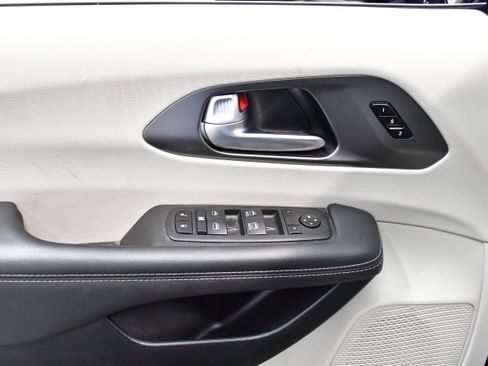 Used 2024 Chrysler Pacifica Touring-L image 40