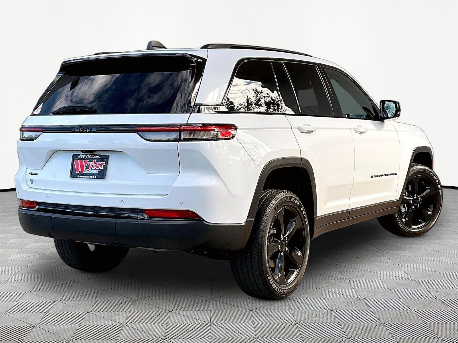 Used 2023 Jeep Grand Cherokee Altitude AWD/4WD image 6