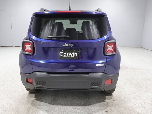 Used 2017 Jeep Renegade Latitude FWD image 3