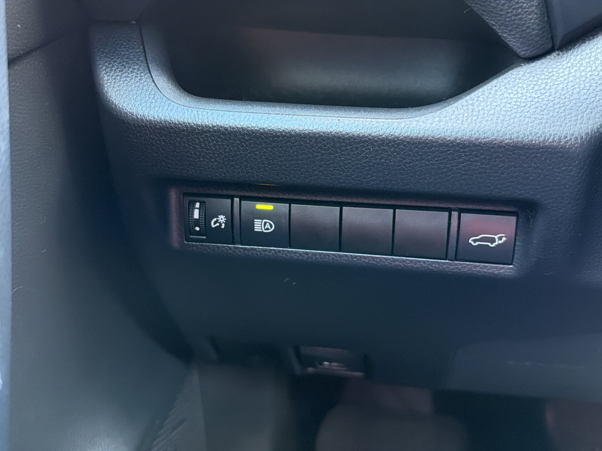 Used 2021 Toyota RAV4 XLE w/ Convenience Package FWD image 27