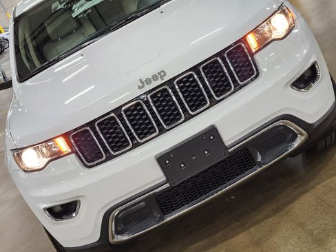 Used 2018 Jeep Grand Cherokee Limited image 19
