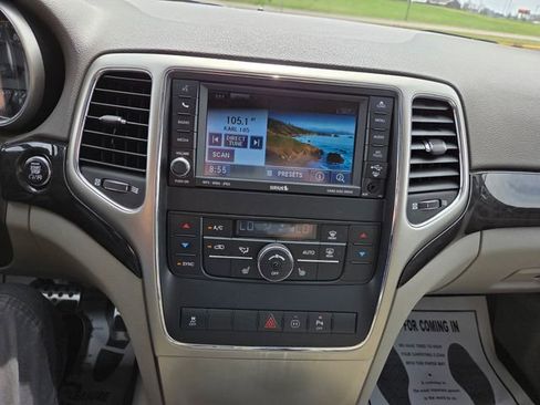 Used 2011 Jeep Grand Cherokee Laredo AWD/4WD image 24