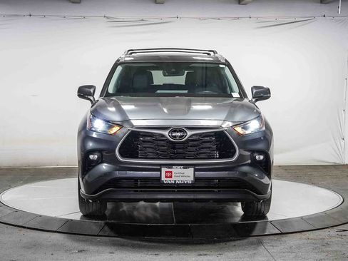 Certified 2023 Toyota Highlander XLE FWD image 6