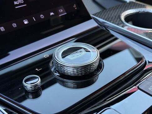 Used 2025 Cadillac Escalade V w/ LPO, ONYX Package image 36