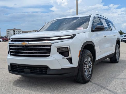 Used 2025 Chevrolet Traverse LT FWD image 8