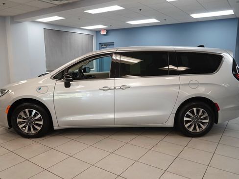 Used 2024 Chrysler Pacifica Limited FWD image 2