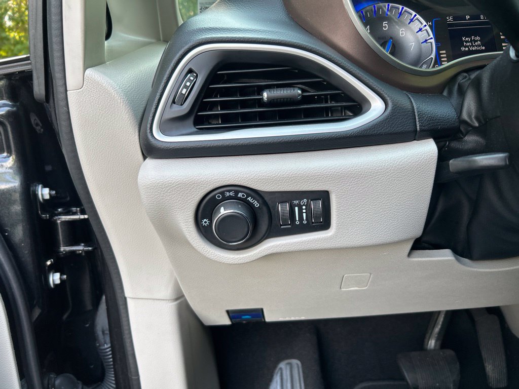 Used 2022 Chrysler Voyager LX FWD image 23