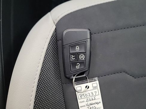 Used 2025 Volkswagen Taos SE AWD/4WD image 23