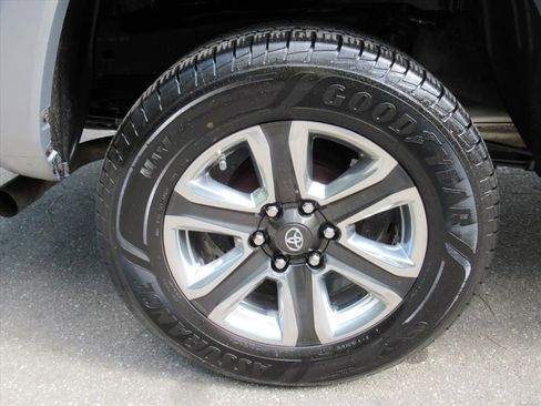 Used 2017 Toyota Tacoma Limited w/ Tow Package image 5