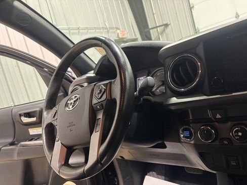 Used 2019 Toyota Tacoma TRD Off-Road image 13
