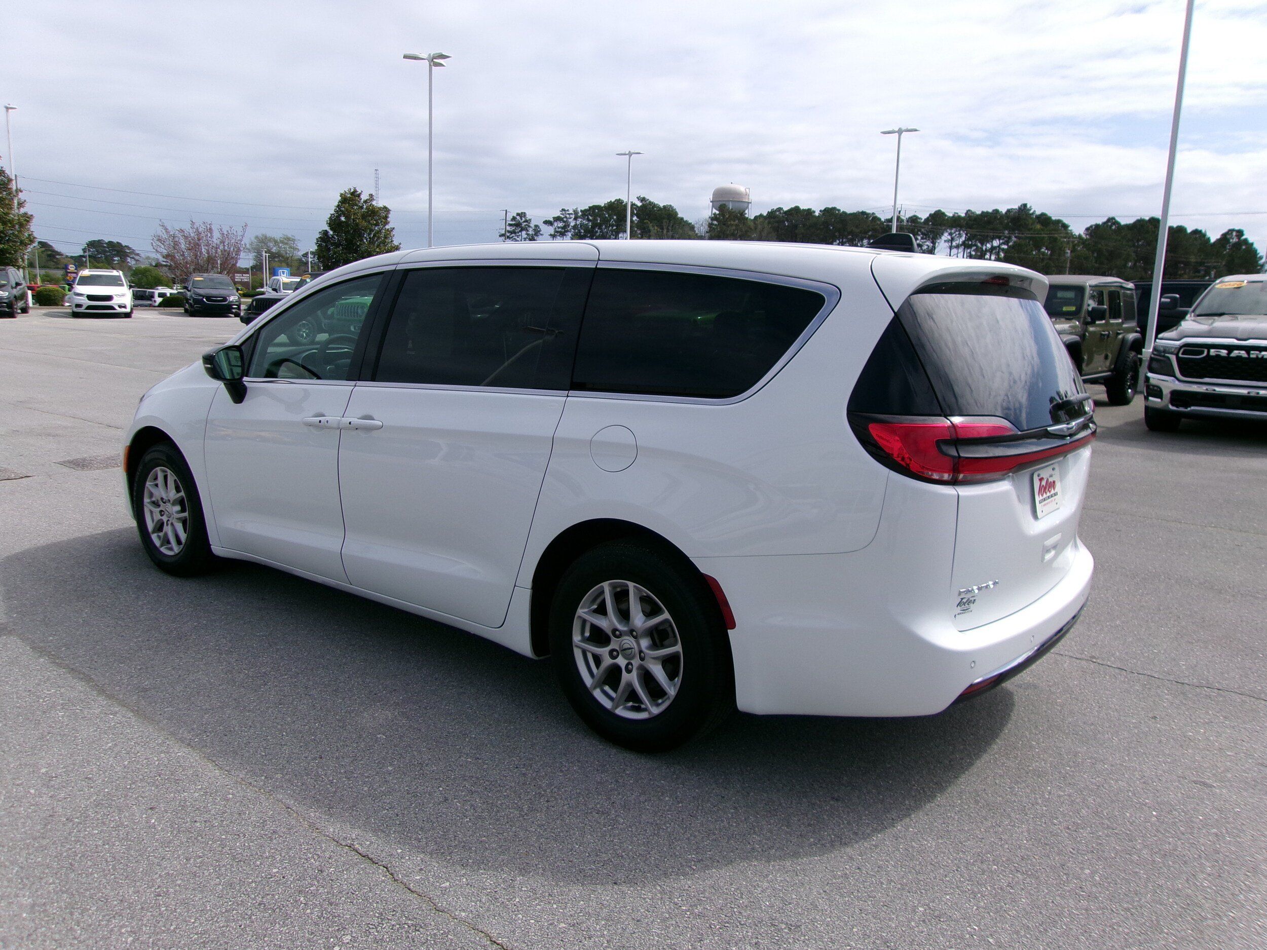 Used 2025 Chrysler Pacifica Select FWD image 3