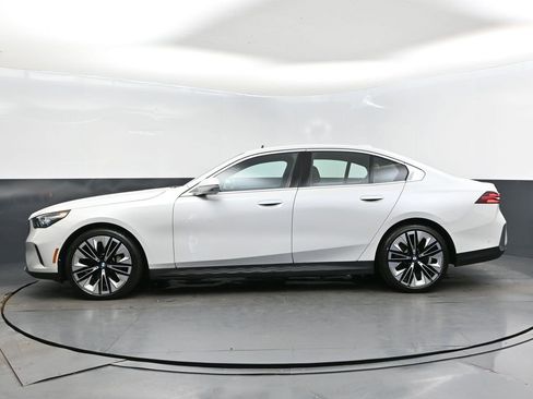 Certified 2025 BMW 530i xDrive w/ Premium Package image 4