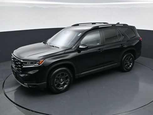 Used 2025 Honda Pilot TrailSport image 37