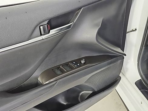 Used 2022 Toyota Camry SE image 12