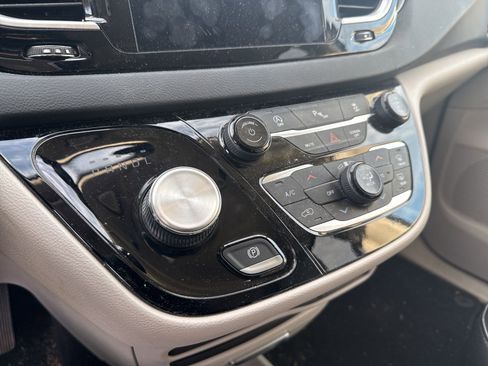 Used 2020 Chrysler Pacifica Touring-L image 24