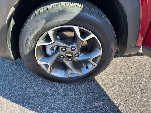 Used 2025 Chevrolet Trax LT w/ LT Convenience Package image 23