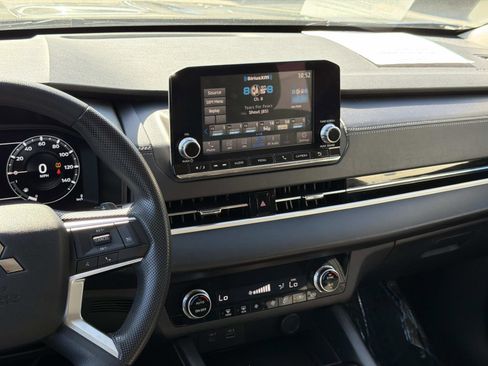 Used 2023 Mitsubishi Outlander ES image 9