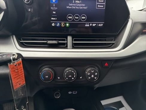 Used 2025 Chevrolet Trax RS w/ Sunroof Package image 35