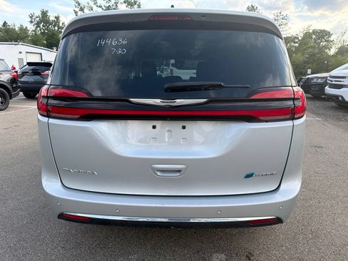 Used 2024 Chrysler Pacifica Limited FWD image 6