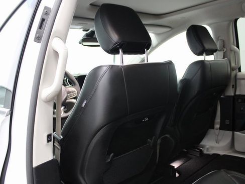 Used 2022 Chrysler Pacifica Limited image 18