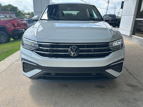 Used 2024 Volkswagen Tiguan SE w/ Panoramic Sunroof Package image 3