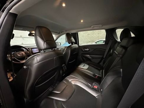 Used 2019 Jeep Cherokee Latitude Plus w/ Cold Weather Group AWD/4WD image 15