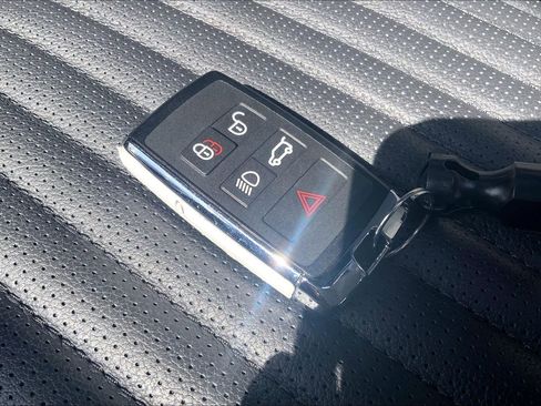 Used 2025 Land Rover Discovery Dynamic SE AWD/4WD image 13