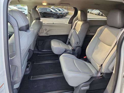 Used 2021 Toyota Sienna XLE image 10