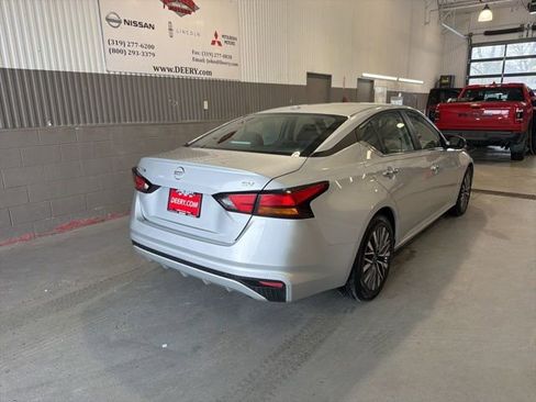 Used 2024 Nissan Altima 2.5 SV image 3
