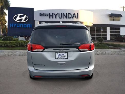 Used 2020 Chrysler Pacifica Touring-L Plus FWD image 5