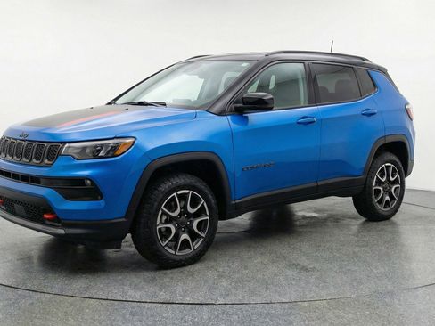 Used 2025 Jeep Compass Trailhawk image 3