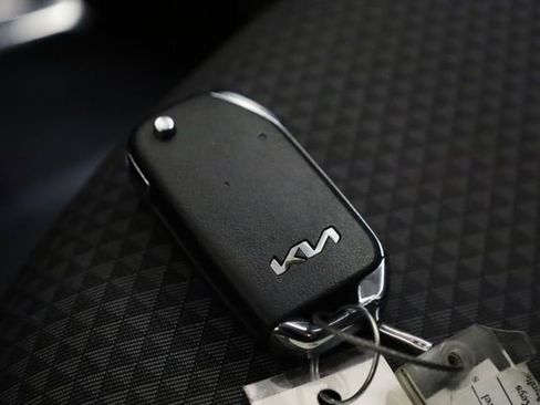 Used 2025 Kia Soul LX w/ LX Technology Package FWD image 29