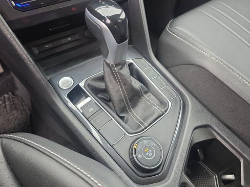 Used 2024 Volkswagen Tiguan SE image 19