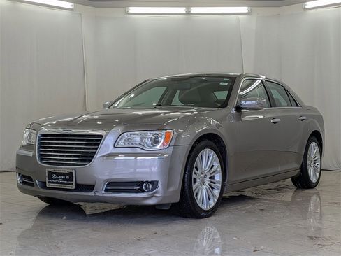 Used 2014 Chrysler 300 C image 4