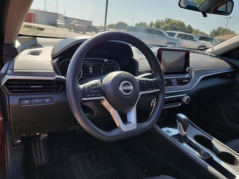 Used 2025 Nissan Altima 2.5 SV FWD image 8