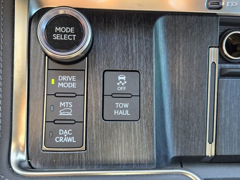 Used 2025 Lexus GX 550 w/ Accessory Package (32) AWD/4WD image 25