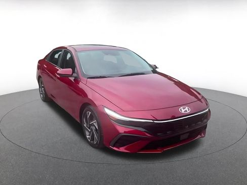 Used 2025 Hyundai Elantra SEL FWD image 3