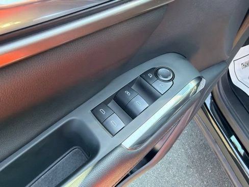 Used 2026 Chevrolet Traverse LT FWD image 25