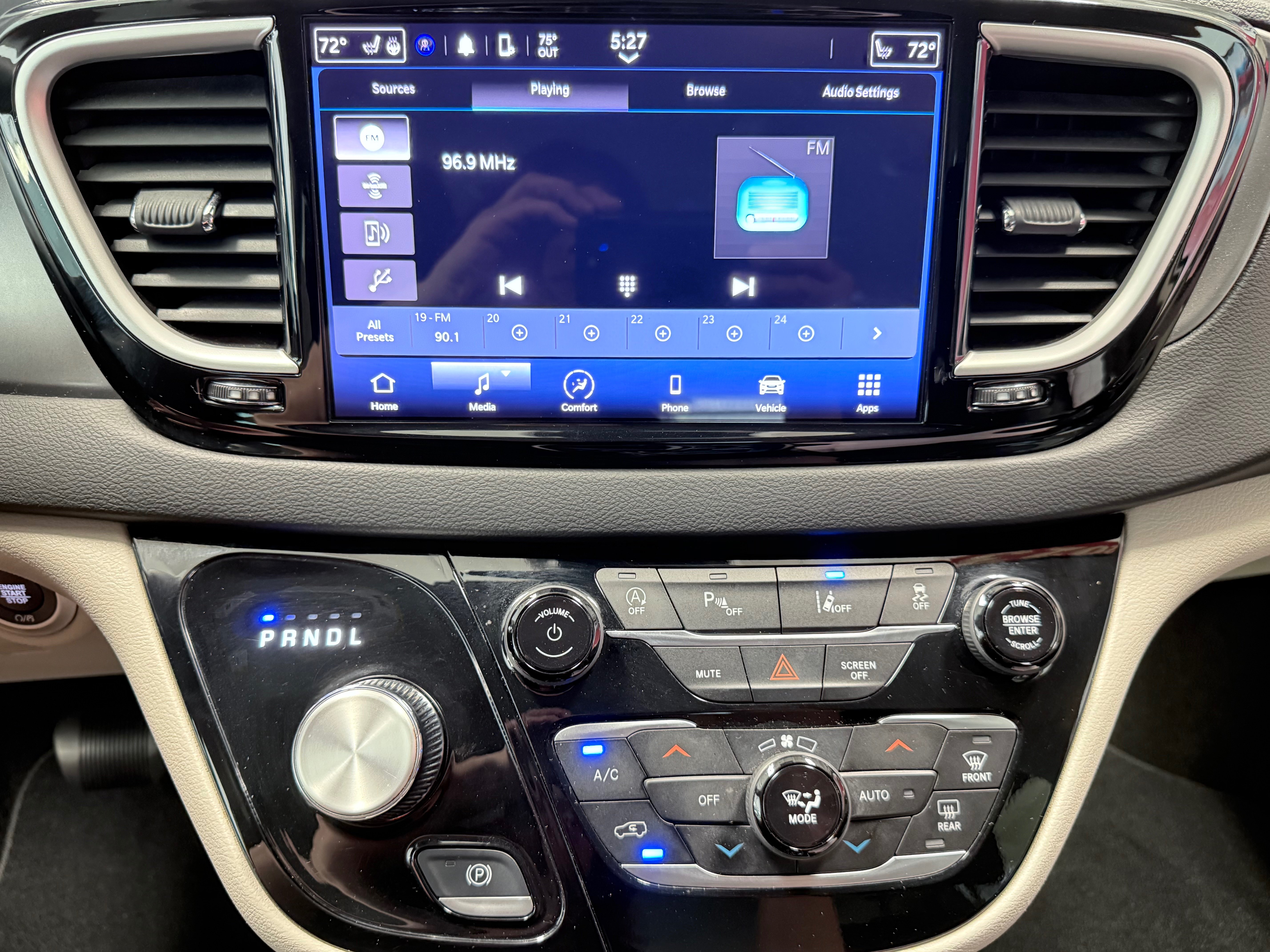 Used 2023 Chrysler Pacifica Touring-L FWD image 27