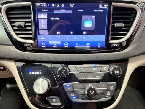 Used 2023 Chrysler Pacifica Touring-L FWD image 27