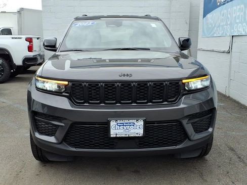 Used 2025 Jeep Grand Cherokee Altitude AWD/4WD image 2