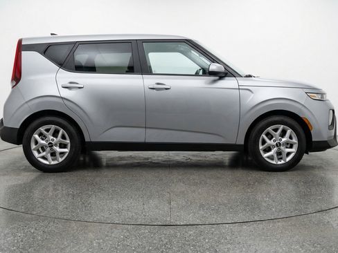 Used 2025 Kia Soul LX w/ LX Technology Package FWD image 11