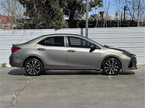 Used 2017 Toyota Corolla LE image 9