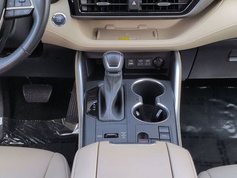 Used 2023 Toyota Highlander XLE FWD image 19