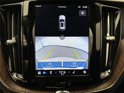 Certified 2023 Volvo XC60 B5 Plus w/ Climate Package image 17