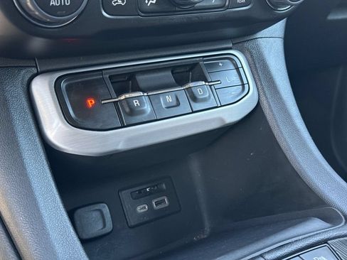 Used 2023 GMC Acadia SLT FWD image 19
