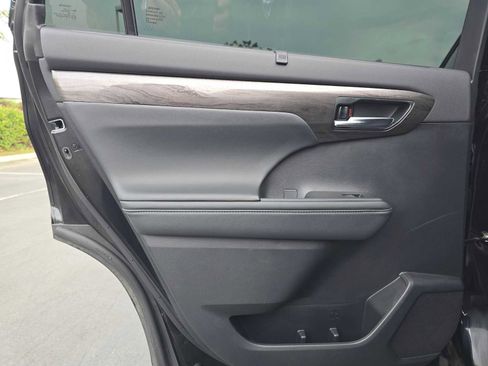 Used 2023 Toyota Highlander Platinum image 17